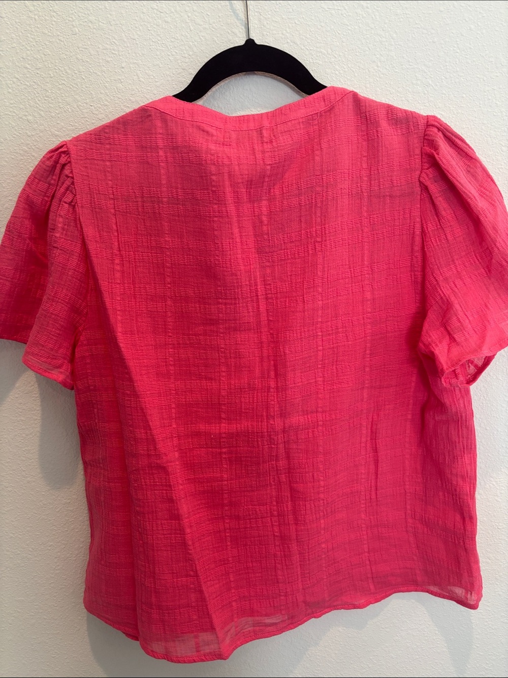 Evereve Shelby Textured Split Neck Top Size M in Sunkissed Coral NWT - Picture 3 of 4